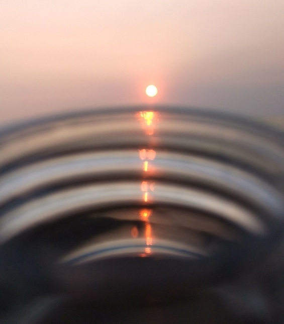 Die Sonne spiegelt sich im Wasser